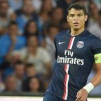 (video) psg captain thiago silva hands warm-up top to freezing cold mascot in thoughtful gesture